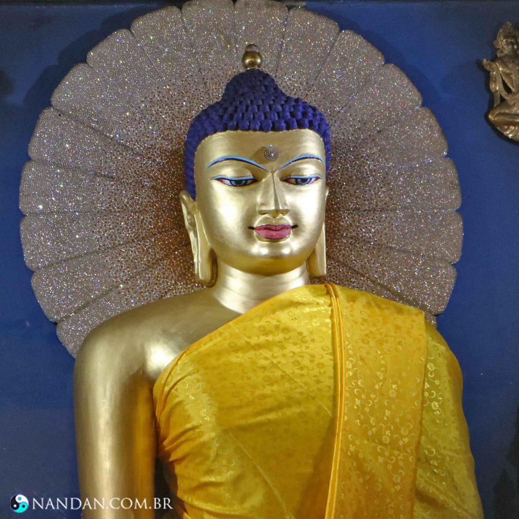 estátua Templo Maha Bodhi local onde o Buda se iluminou cidade de Bodh Gaya Momento Iluminação